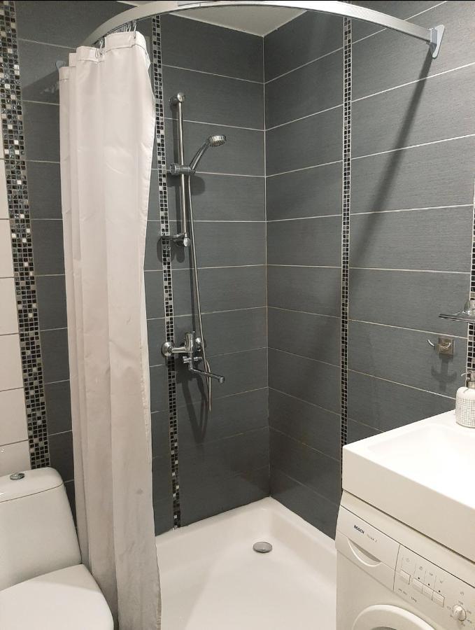 New! Cozy Apartment With Free Guarded Parking Riga Exterior photo